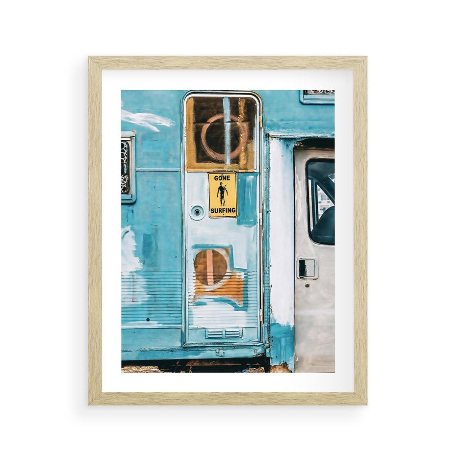 Plakat w ramie 40x50 - Nostalgiczna Podróż - stara przyczepa kempingowa, niebieskie kolory - rama drewno