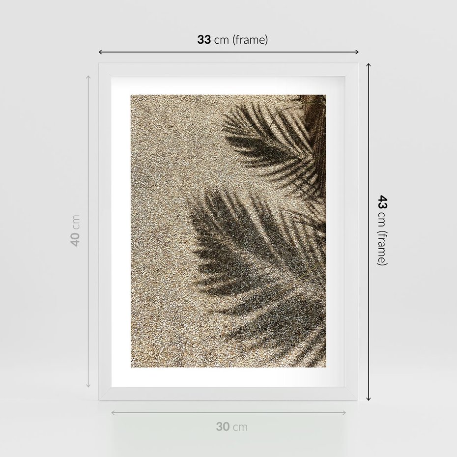 Plakat w ramie 30x40 - Plażowa Idylla - palma, cień na piasku - rama biała