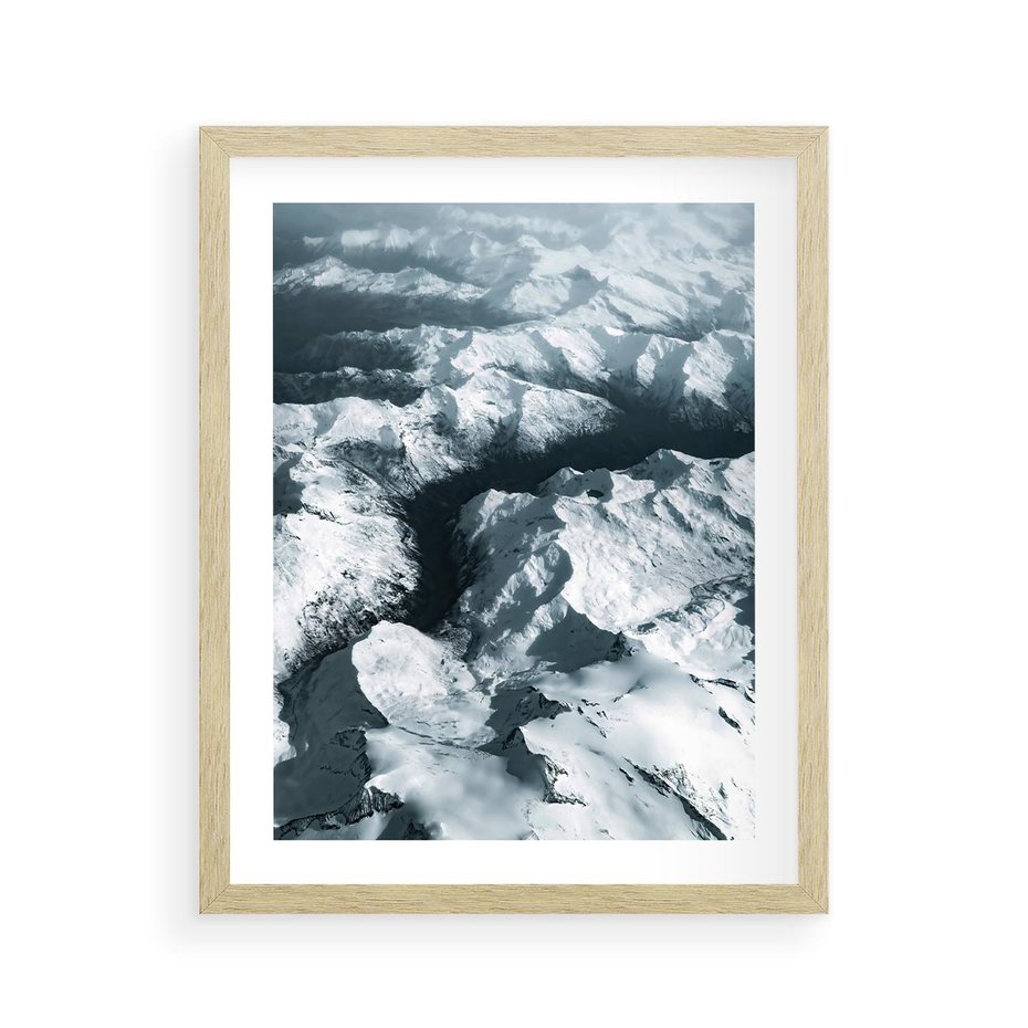 Plakat w ramie 40x50 - Ośnieżone Szczyty z Wysoka - ośnieżone szczyt górskie, zdjęcie z lotu ptaka - rama drewno