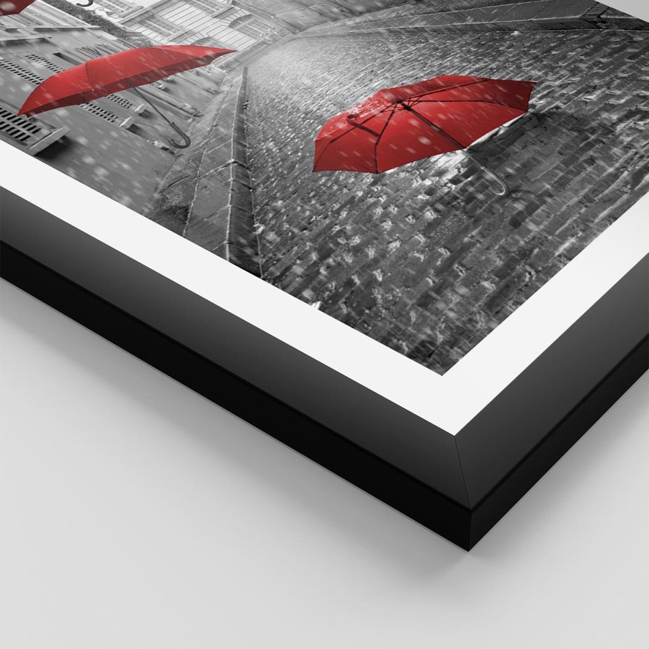 Plakat w ramie 50x70 - Parasole w malowniczej uliczce - parasole, uliczka - rama czarna