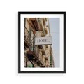 Plakat w ramie 30x40 - Magiczne Spacery - hotel, uliczka - rama czarna