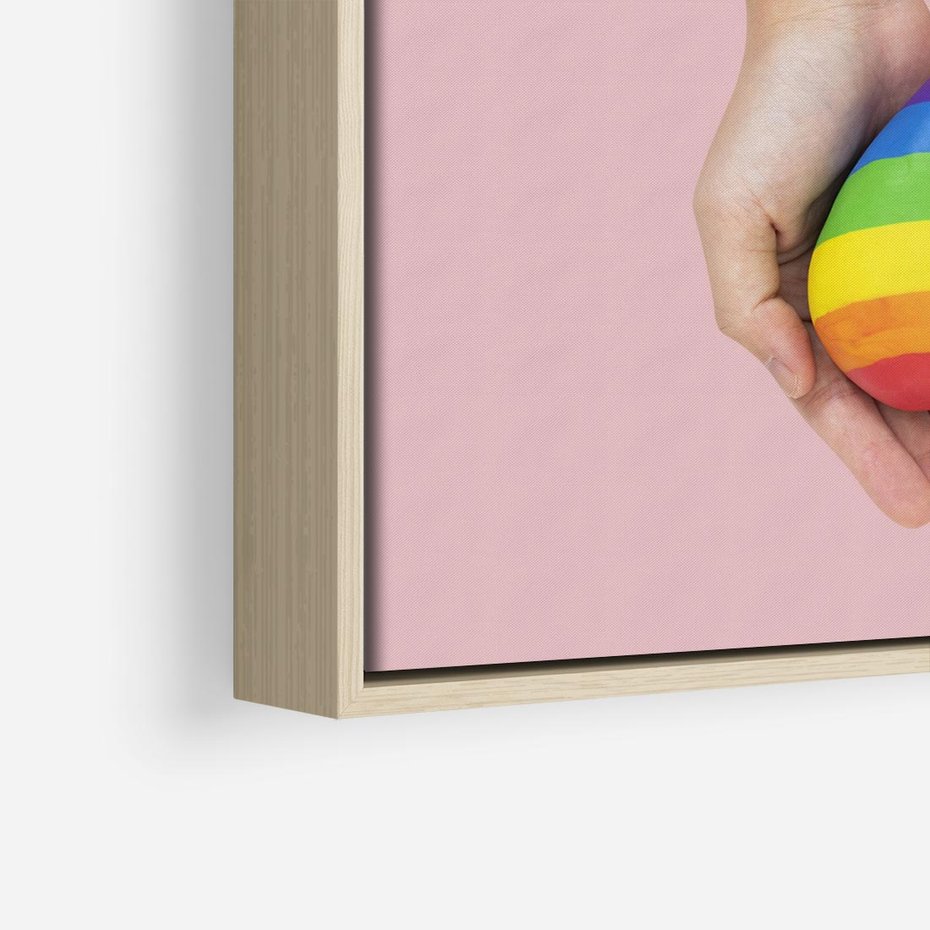 Obraz w ramie 50x50 - Miłość na Dłoniach - zdjęcie, dłonie trzymają ulepione tęczowe serce - rama drewno