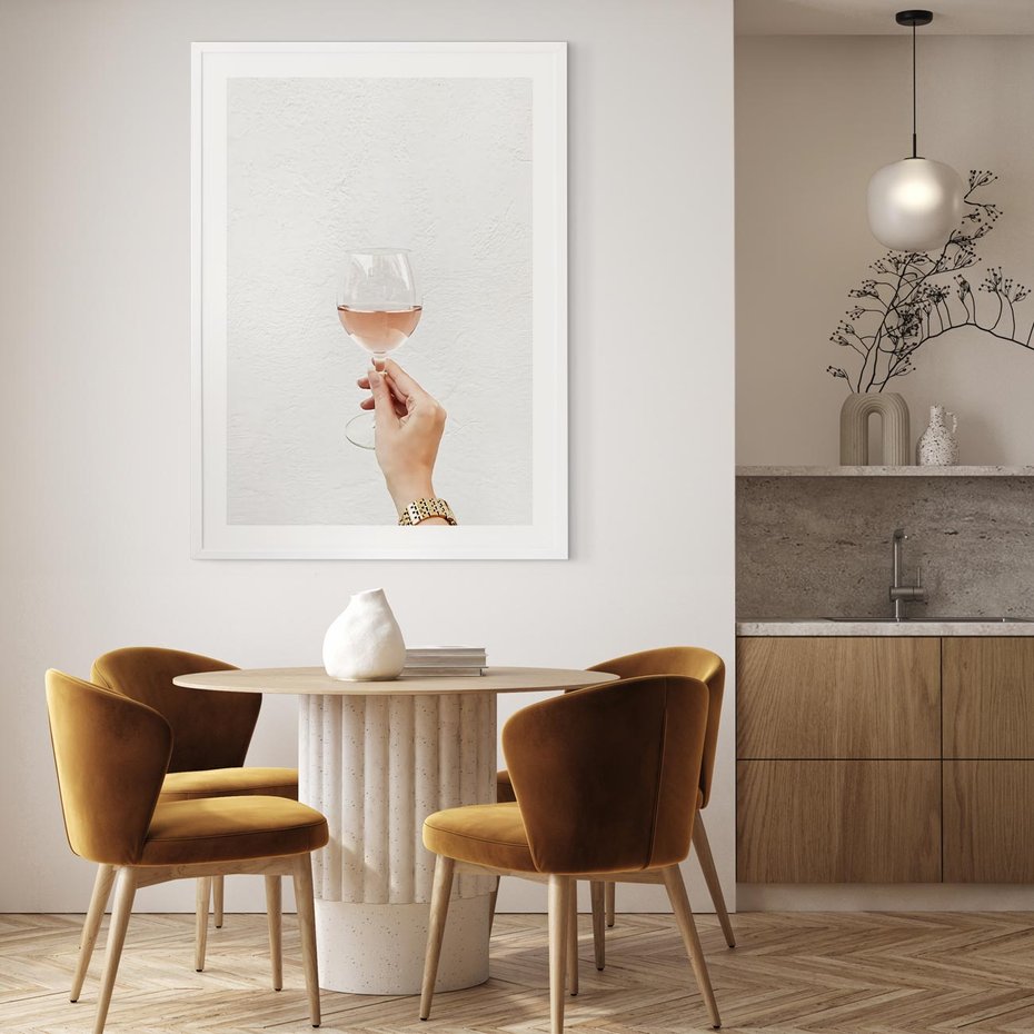 Plakat bez ramy 30x40 - Kobieca Dłoń i Różowe Wino - kieliszek różowego wina, kobieca dłoń