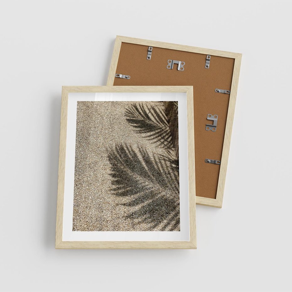 Plakat w ramie 40x50 - Plażowa Idylla - palma, cień na piasku - rama drewno