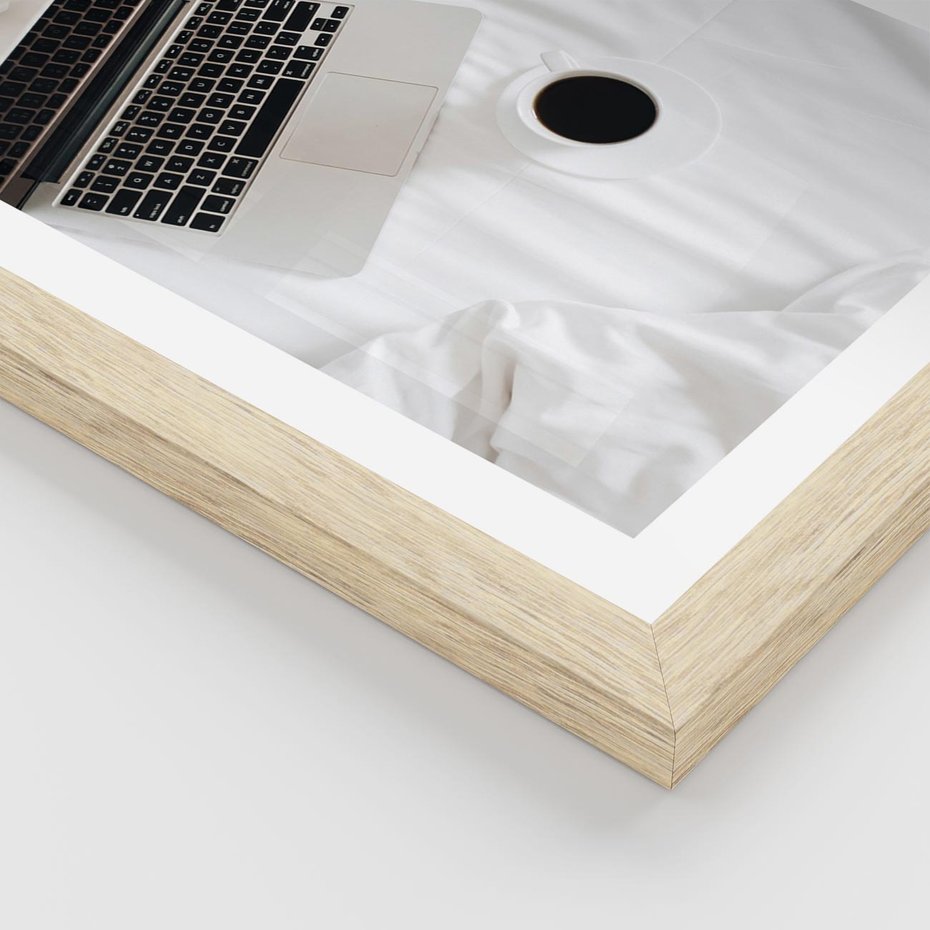 Plakat w ramie 30x40 - Relaks w Łóżku: Kawa i Laptop w Pościeli - komputer, na łóżku - rama drewno
