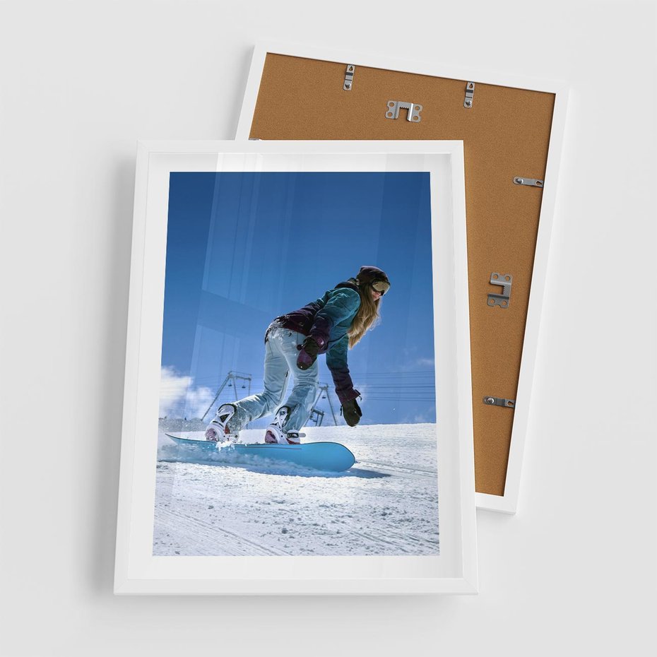 Plakat w ramie 50x70 - Snowboard na zimowych zboczach - snowboard, zima - rama biała