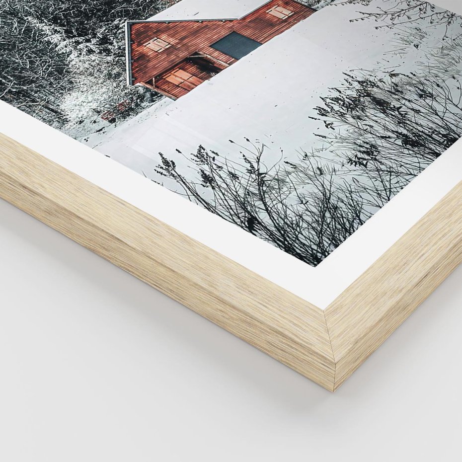 Plakat w ramie 30x40 - Domek w Górach Pokryty Śniegiem - domek w górach, śnieg - rama drewno