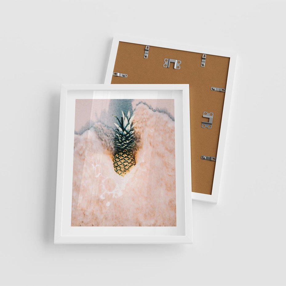 Plakat w ramie 40x50 - Egzotyczna Plaża - ananas, na plaży - rama biała