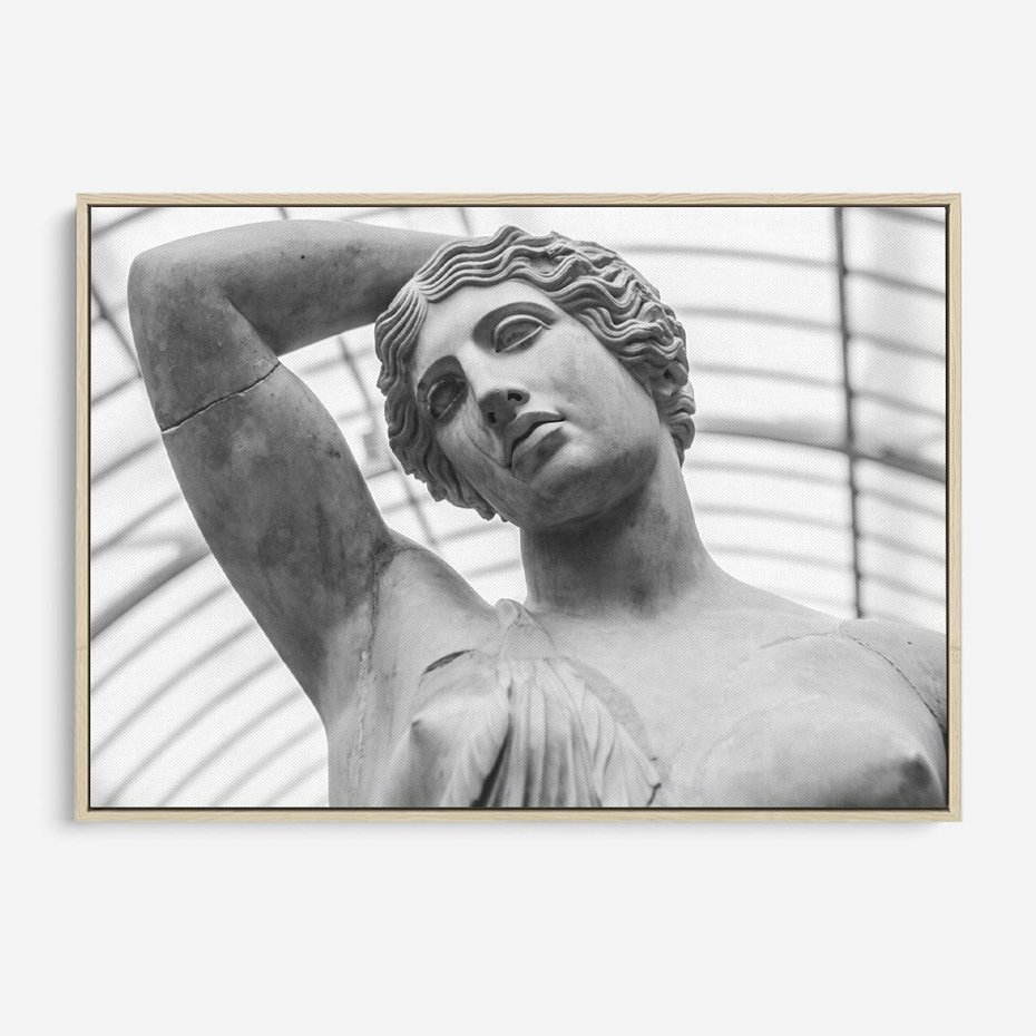 Obraz w ramie 70x50 - Zaklęta w Kamieniu - antyczna rzeźba kobiety na fotografii, czarno biała - rama drewno