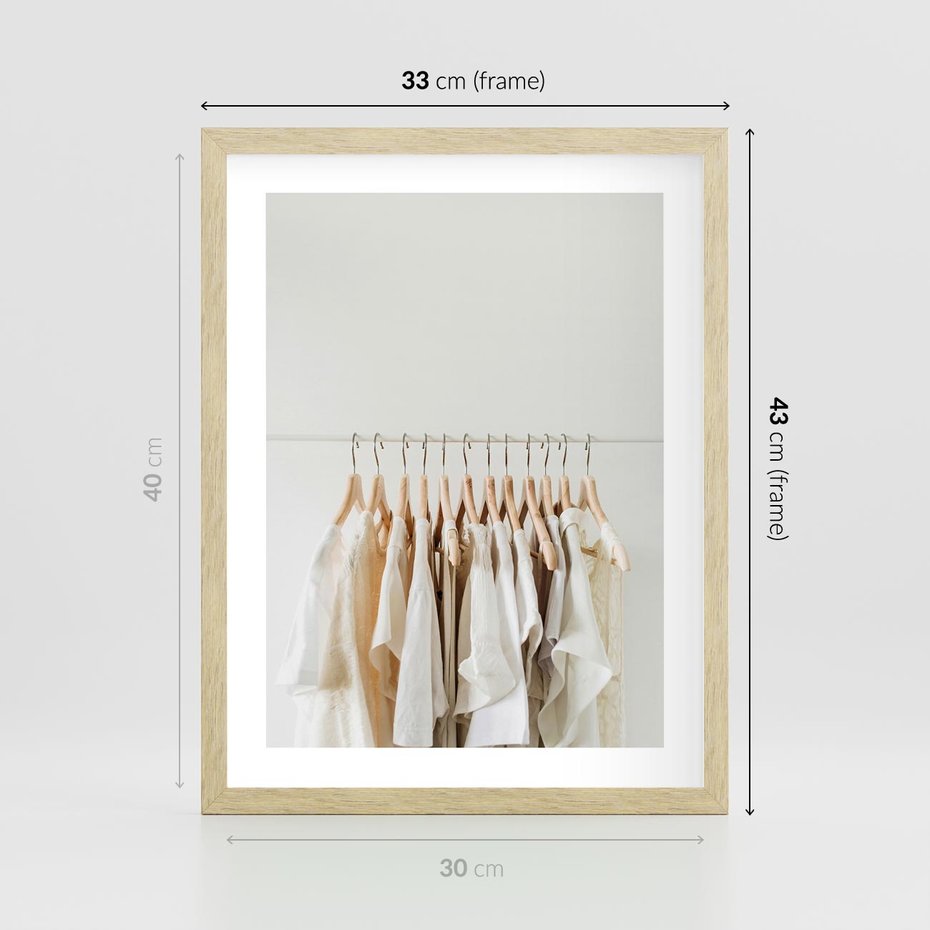 Plakat w ramie 30x40 - Elegancja Prostoty - ubrania, modowa fotografia - rama drewno