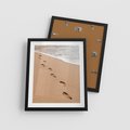 Plakat w ramie 40x50 - Ślady Stóp na Plaży: Spacer nad Morzem - plaża, ślady stóp na piasku - rama czarna