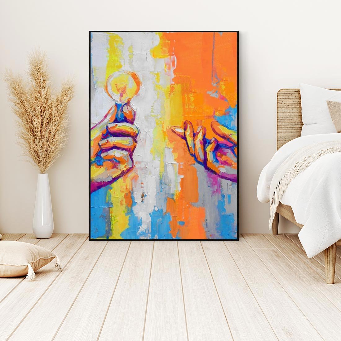 Obraz w ramie 70x100 - Refrakcje wewnętrznego światła - abstrakcyjne dzieło, dłoń trzyma żarówkę - rama czarna