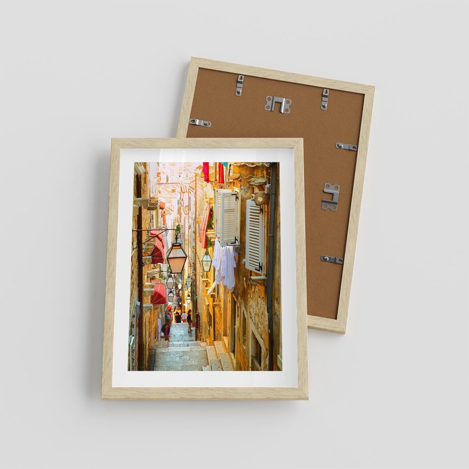 Plakat w ramie 30x40 - Odkryj tajemnice miasta - uliczka, perspektywa - rama drewno