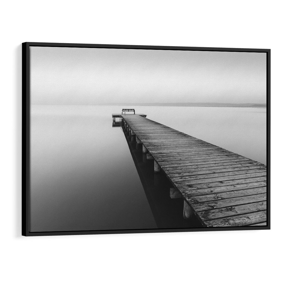 Obraz w ramie 100x70 - Mglista Perspektywa - czarno biała fotografia, drewniany pomost na jeziorze - rama czarna