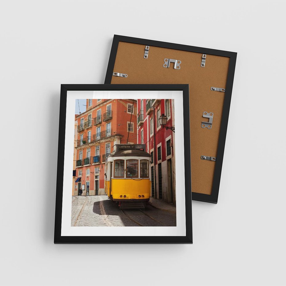 Plakat w ramie 40x50 - Urok tramwaju w Lizbonie - Lizbona, tramwaj - rama czarna