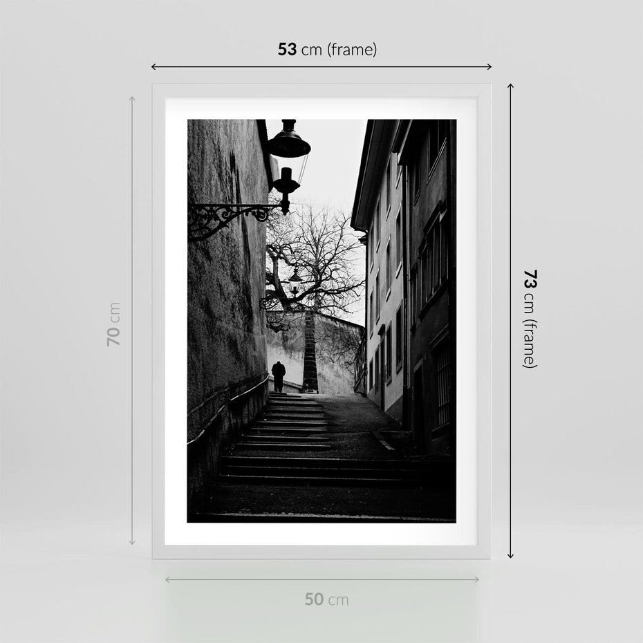 Plakat w ramie 50x70 - Ukryta Uliczka - czarno białe zdjęcie, schody - rama biała