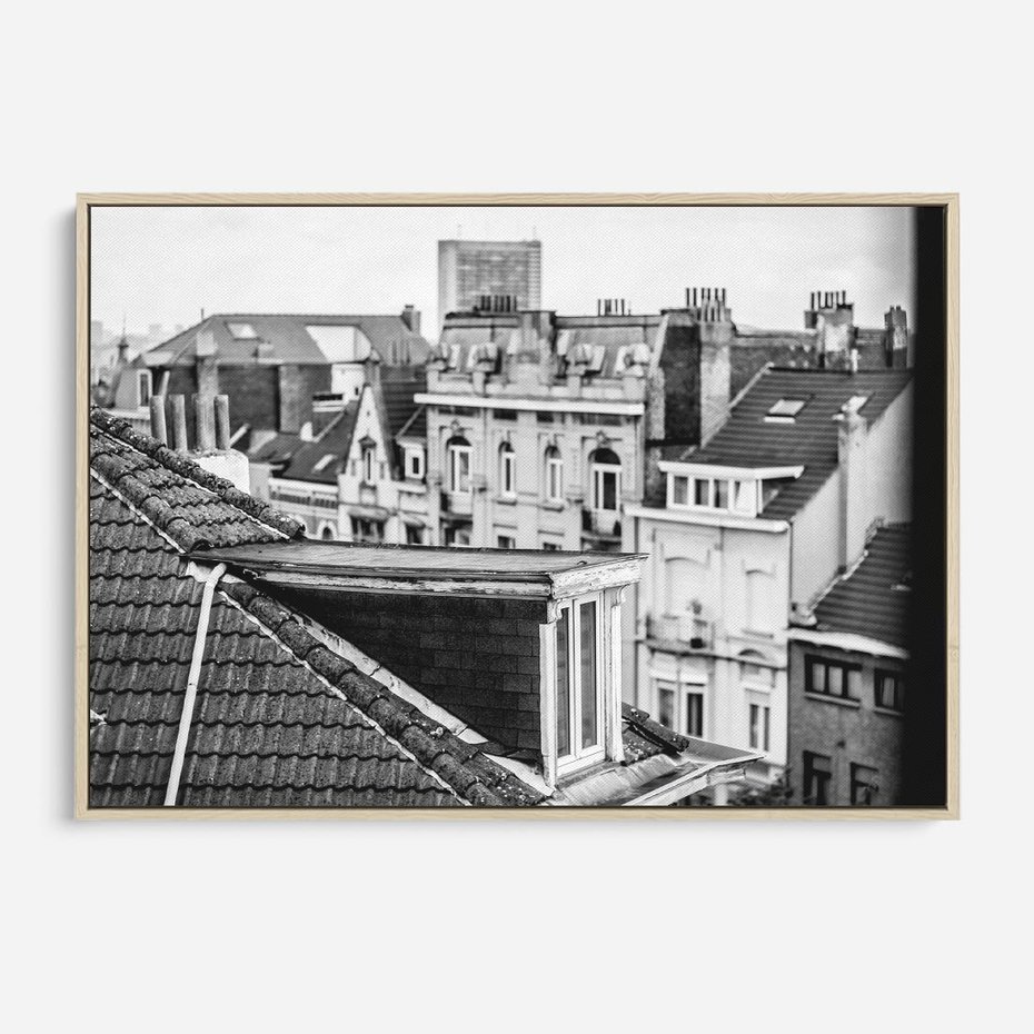 Obraz w ramie 70x50 - Miasto w Retro Odsłonie - fotografia czarno biała, ujęcie na dachy wielkiego miasta - rama drewno