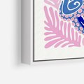 Obraz w ramie 50x70 - Rozkwitające marzenia - abstrakcyjna kompozycja, niebieska ośmiornica wśród różowej roślinnośći - rama biała