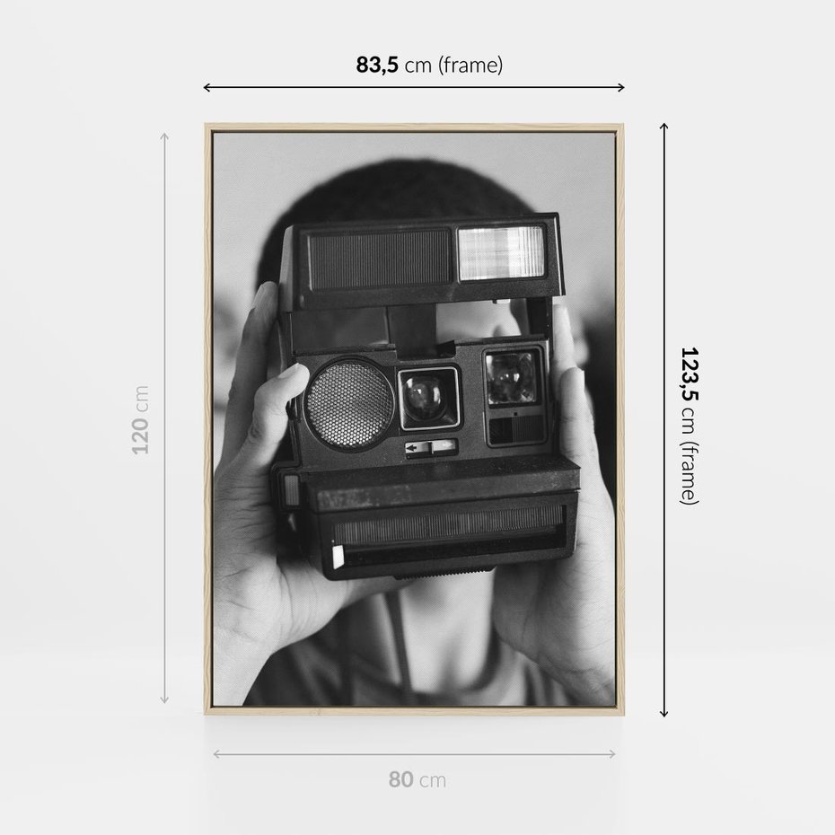 Obraz w ramie 80x120 - Mężczyzna za Aparatem - czarno białe zdjęcie, portret - rama drewno
