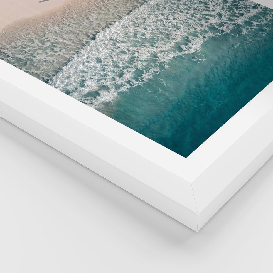 Plakat w ramie 30x40 - Turkusowe Uroki - niebieskie turkusowe morze, plaża - rama biała