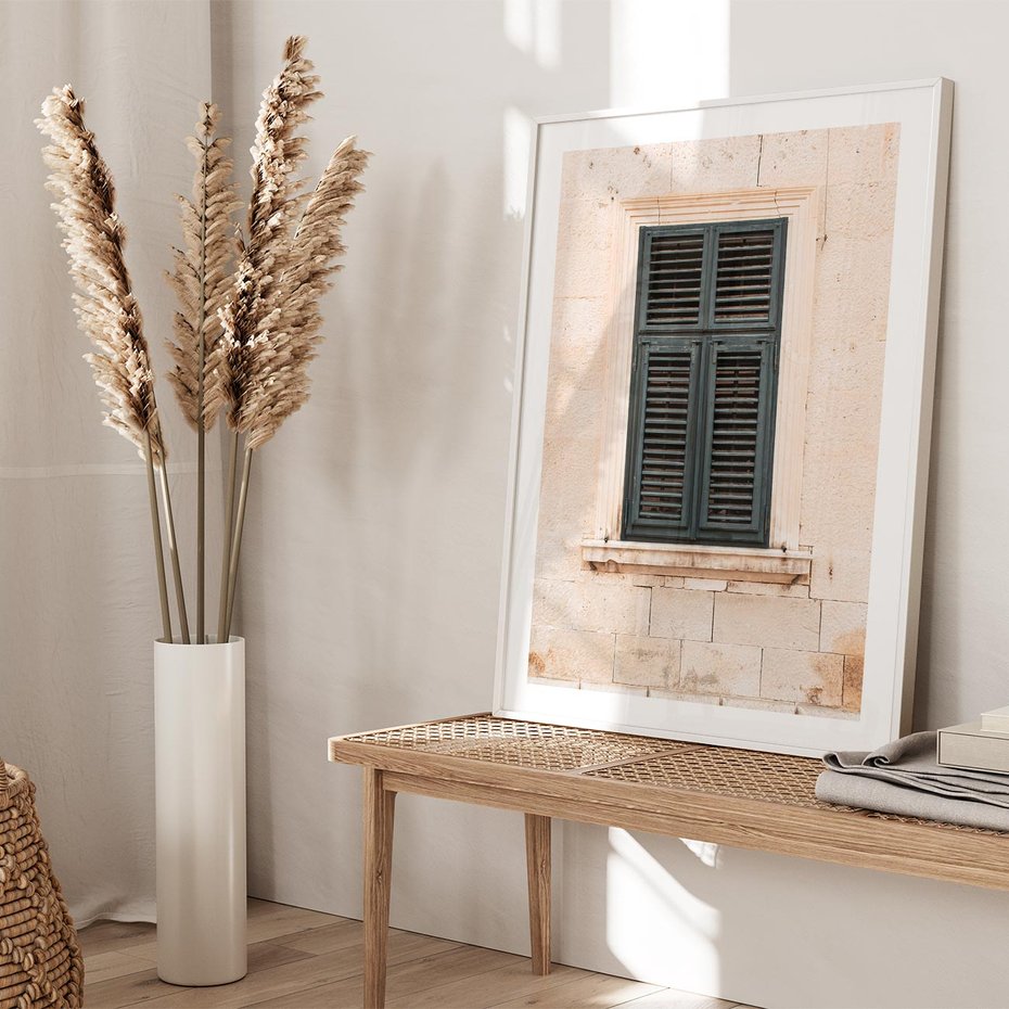 Plakat bez ramy 50x70 - Urok Starego Okna z Zielonymi Okiennicami - stare okno, kamienica