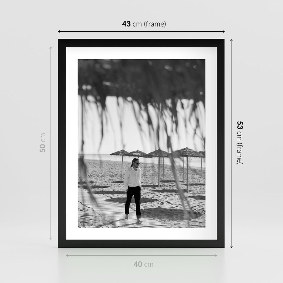 Plakat w ramie 40x50 - Wakacyjny Spacer - czarno białe zdjecie, plaża - rama czarna