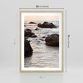 Plakat w ramie 50x70 - Dramatyczna Sceneria: Morze i Skały nad Brzegiem - fale, morze - rama drewno