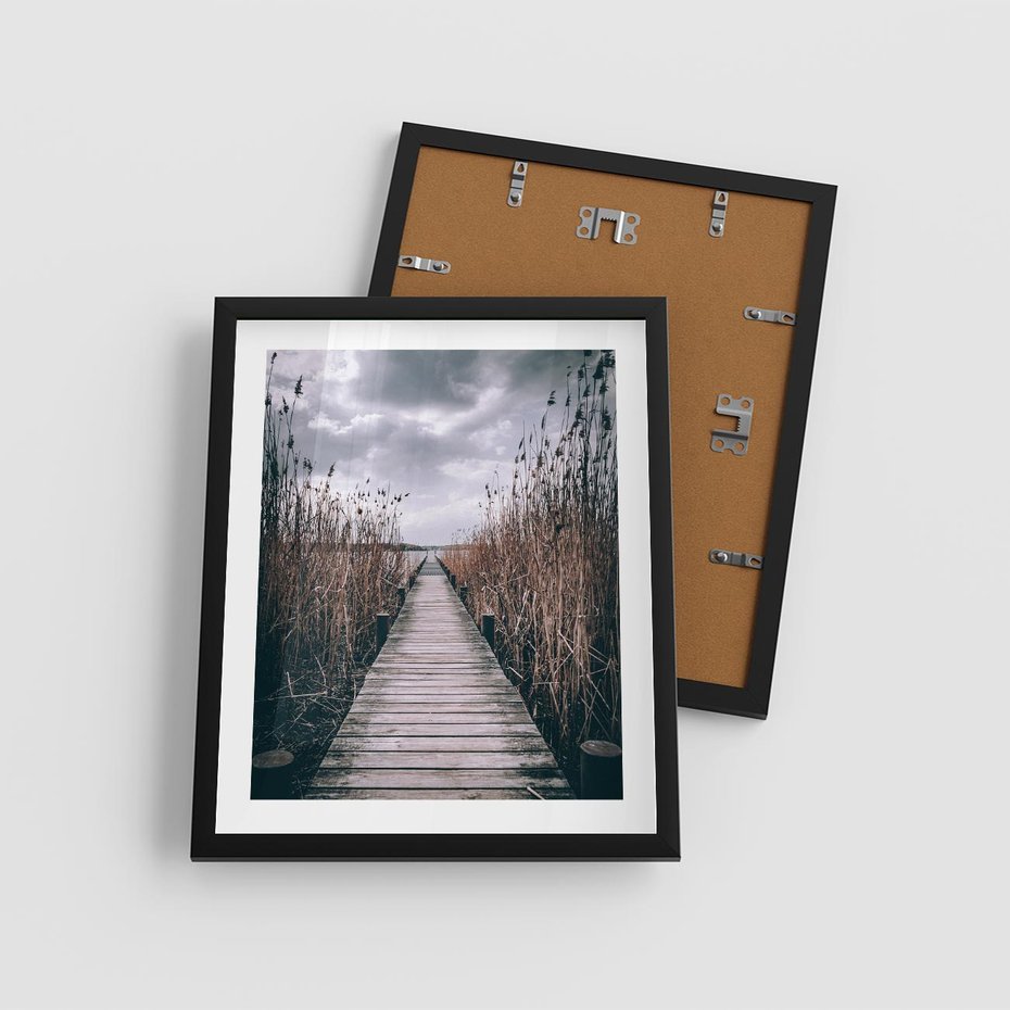 Plakat w ramie 40x50 - Mglisty krajobraz - pomost, morze - rama czarna