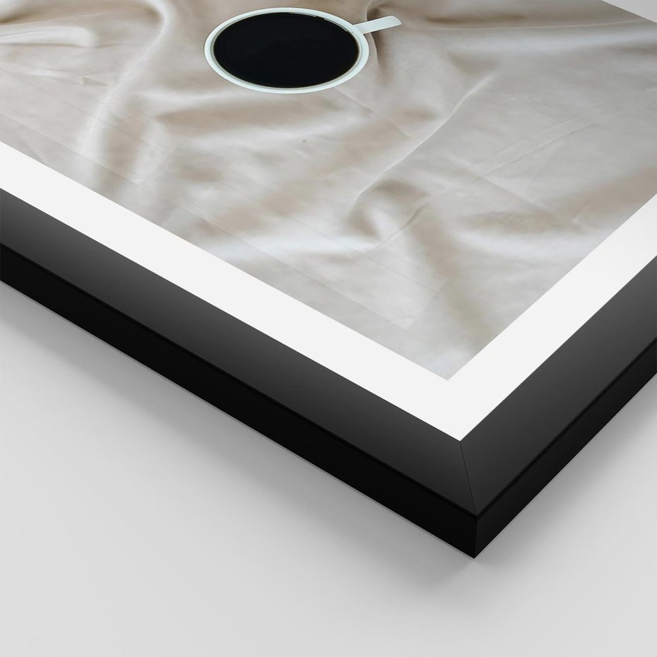 Plakat w ramie 30x40 - Poranek z Kawą - kawa filiżanka w białej pościeli - rama czarna