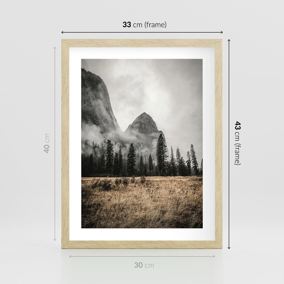 Plakat w ramie 30x40 - Mglisty Pejzaż Górski: Urok Niewidzialnośc - góry, krajobraz - rama drewno