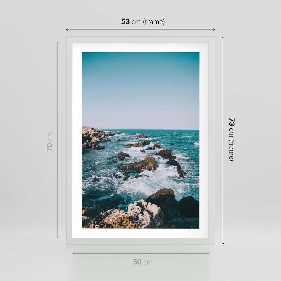 Plakat w ramie 50x70 - Dramatyczna Sceneria: Fale i Skały nad Morzem - morze, fale - rama biała
