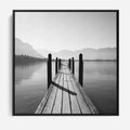 Obraz w ramie 50x50 - Spokojna Przystań - czarno biała fotografia, drewniany pomost na jeziorze - rama czarna