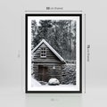 Plakat w ramie 50x70 - Zaklęta Zima - domek w lesie, śnieg - rama czarna