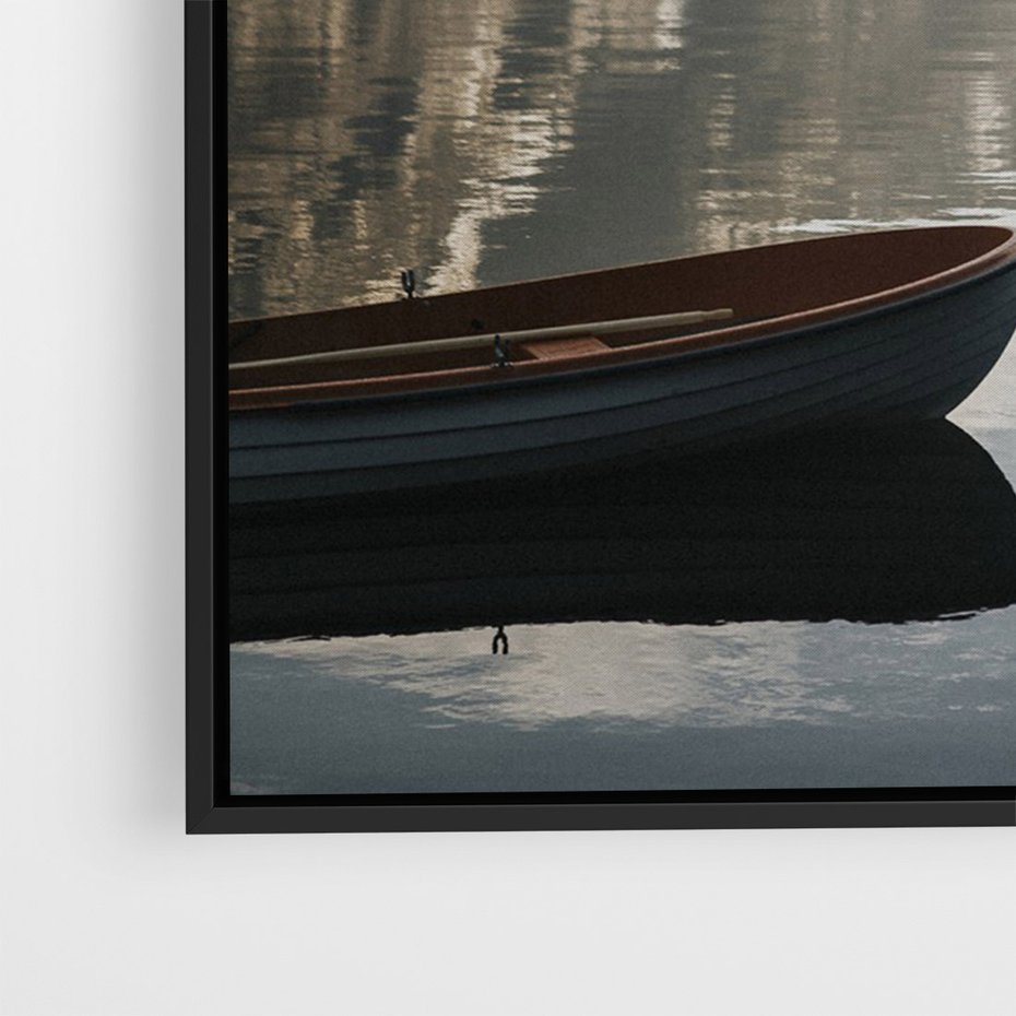 Obraz w ramie 70x100 - Refleksje Natury - morze, łódka - rama czarna