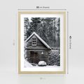Plakat w ramie 30x40 - Zaklęta Zima - domek w lesie, śnieg - rama drewno