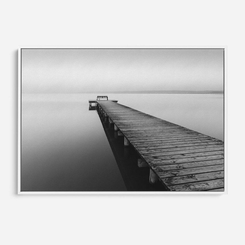 Obraz w ramie 100x70 - Mglista Perspektywa - czarno biała fotografia, drewniany pomost na jeziorze - rama biała