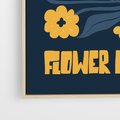 Obraz w ramie 50x70 - Impulsy Rozkwitu - plakat, granatowe tło - rama drewno