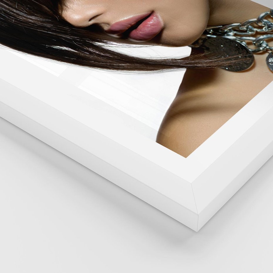 Plakat w ramie 40x50 - Kobieca Fryzura w Ruchu - fryzura, kobieta - rama biała