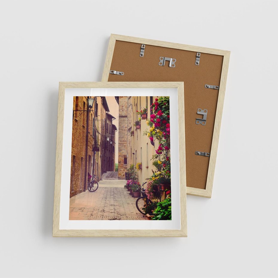 Plakat w ramie 40x50 - Rowerowa przygoda w uliczkach pełnych perspektywy - uliczka, perspektywa - rama drewno