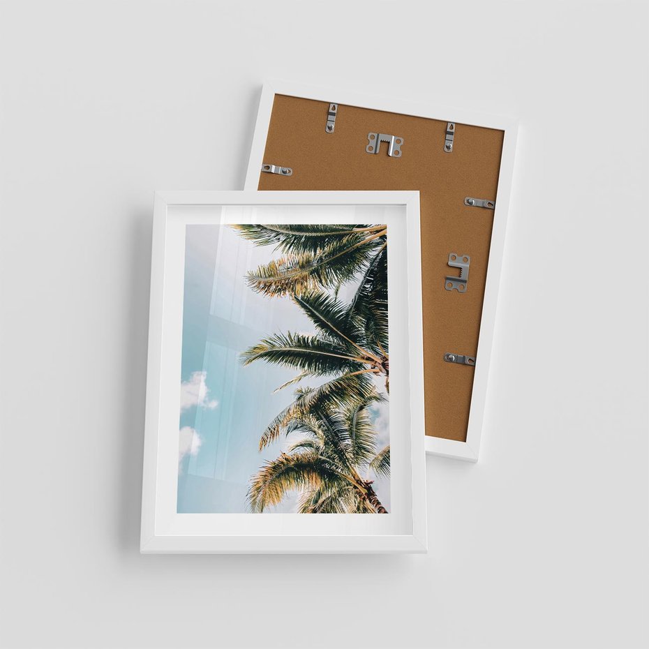Plakat w ramie 30x40 - Pod Błękitnym Niebem - palmy, ujęcie z dołu - rama biała