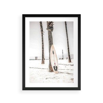 Plakat w ramie 50x70 - Plażowy Relaks - deska surfingowa, oparta o palmę - rama czarna