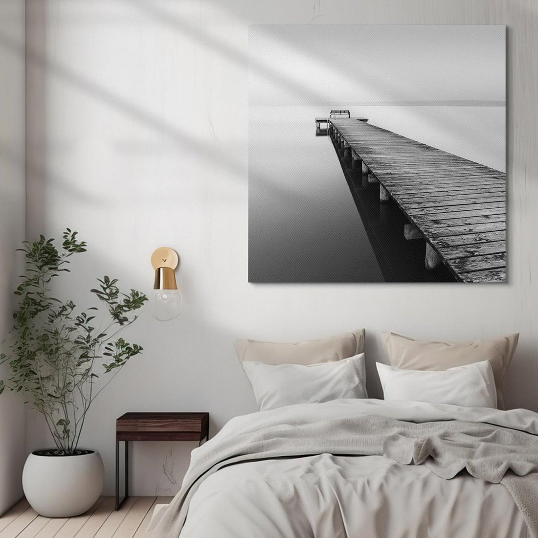 Obraz na płótnie 50x50 - Mglista Perspektywa - czarno biała fotografia, drewniany pomost na jeziorze