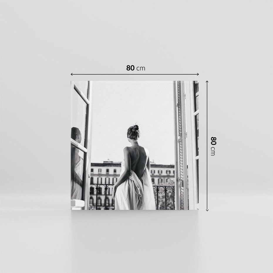 Obraz na płótnie 80x80 - Poranki w Paryżu - czarno białe zdjęcie, kobieta w prześcieradle na balkonie