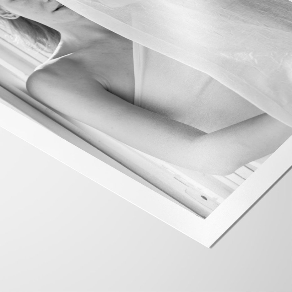 Plakat bez ramy 30x40 - Za Firanką - czarno białe zdjecie, piękny portret eterycznej kobiety