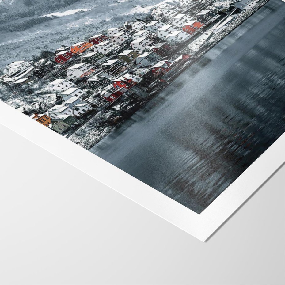 Plakat bez ramy 21x30 - Skandynawia na Wzgórzach - domki na wzgórzu, skandynawia