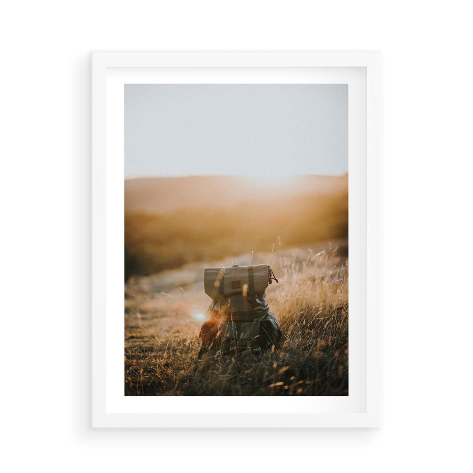 Plakat w ramie 50x70 - Podróżniczy bukiet na łące - plecak, podróż - rama biała