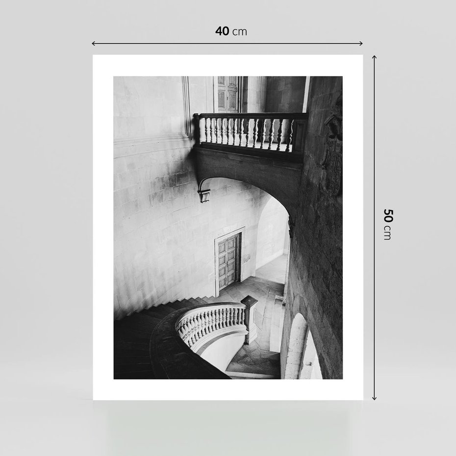 Plakat bez ramy 40x50 - Po Schodach w Dół - czarno białą fotgrafia, zakręcone schody w starek kamienicy