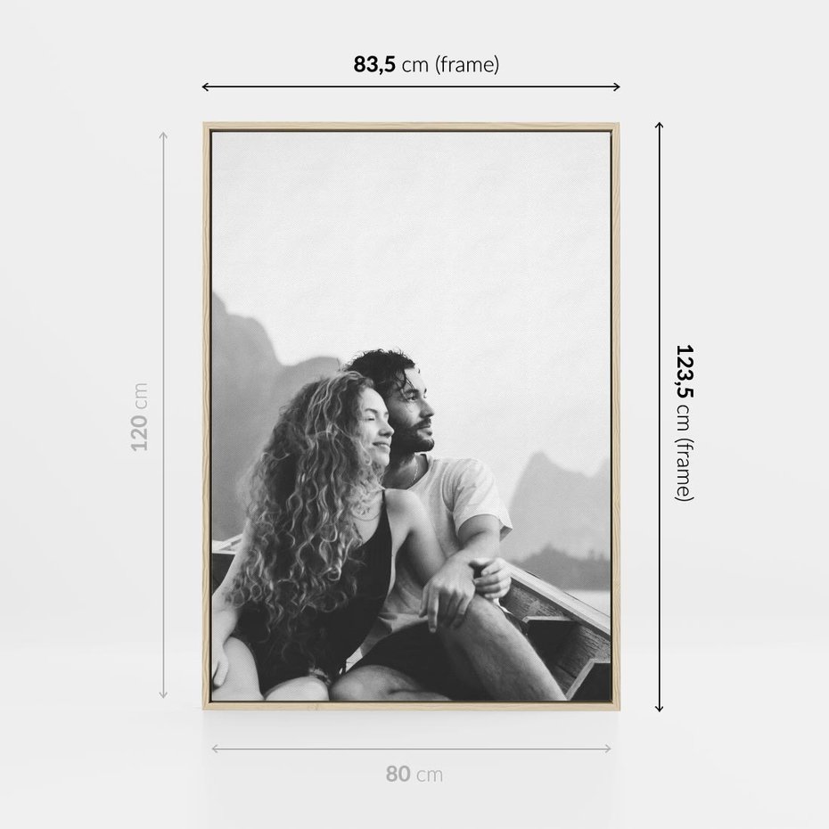 Obraz w ramie 80x120 - Księga mglistych marzeń - czarno biała fotografia, para zakochanych w łodzi - rama drewno
