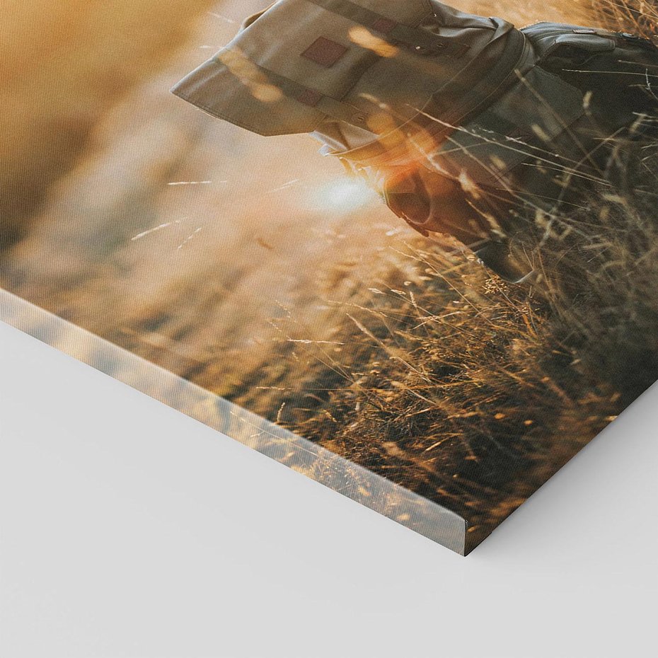 Obraz na płótnie 50x70 - Podróżniczy bukiet na łące - plecak, podróż