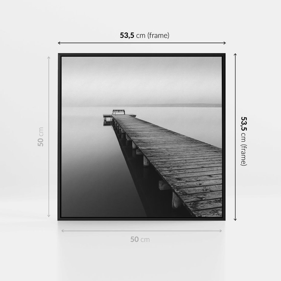 Obraz w ramie 50x50 - Mglista Perspektywa - czarno biała fotografia, drewniany pomost na jeziorze - rama czarna